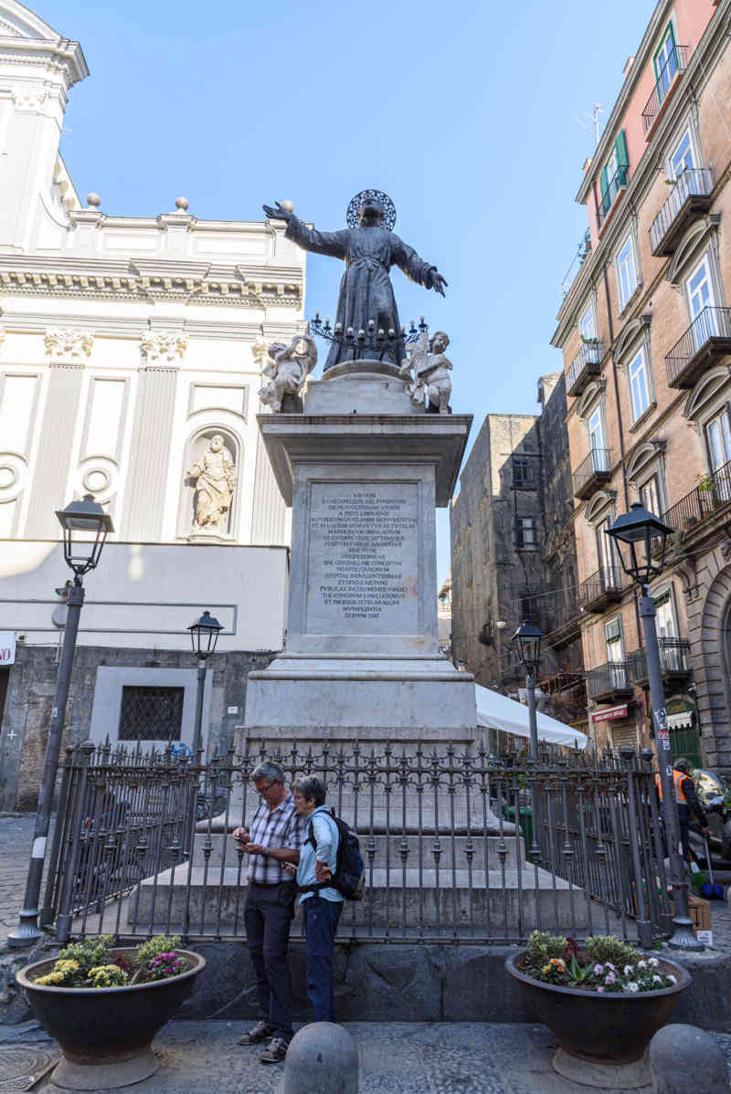 076 - Italia - Nápoles - plaza  de San Gaetano - obelisco de San Gaetano.jpg